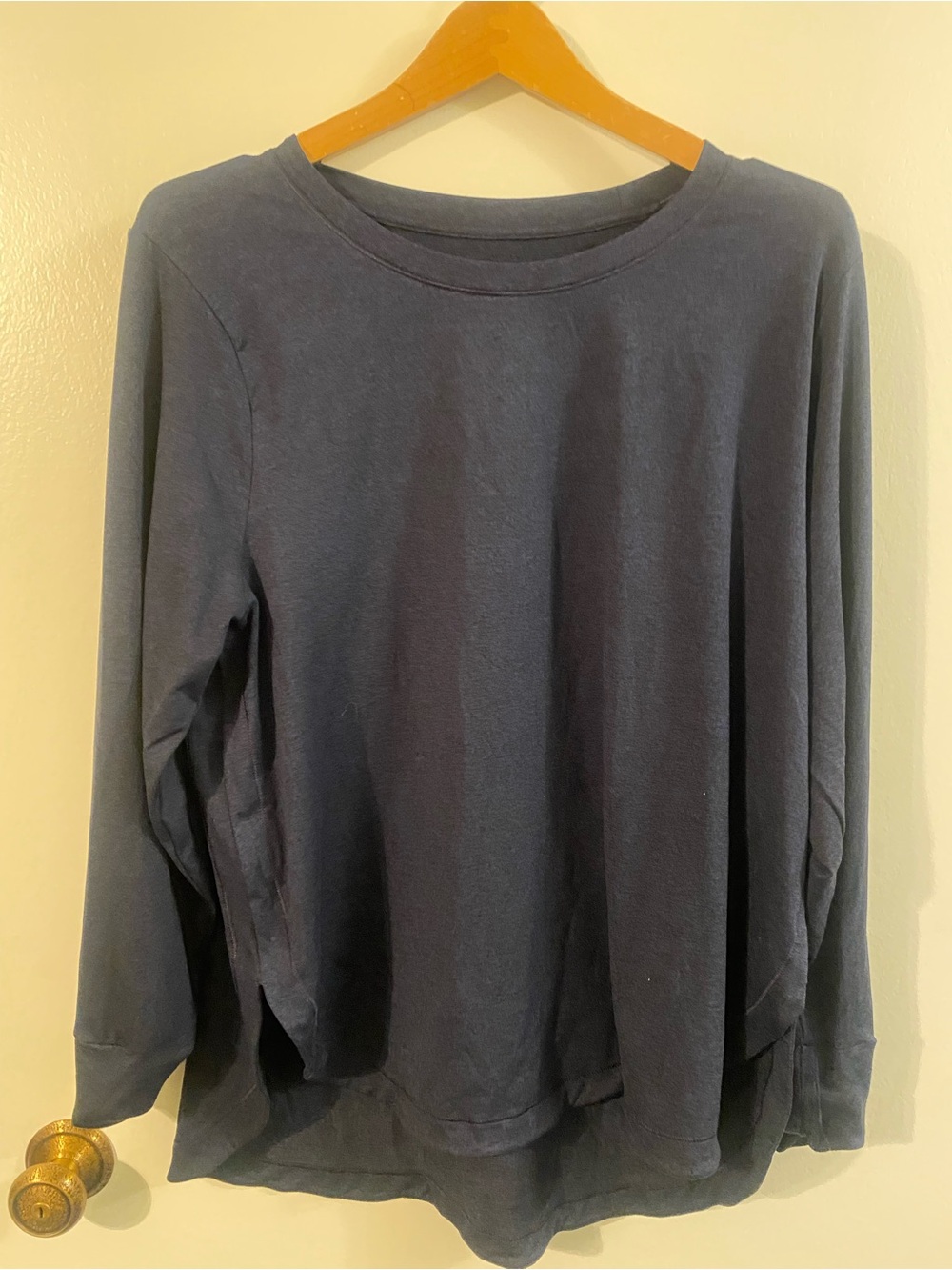 Athleta Women’s Navy Long-Sleeve Crewneck top